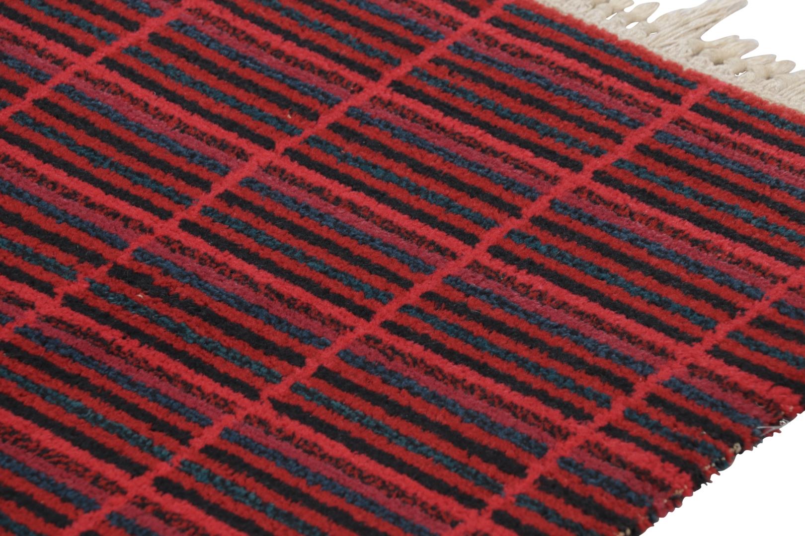  Anudada a mano en exuberante lana de pelo largo en Suecia hacia 1960-1970, esta alfombra rya sueca vintage de 4x6 es una nueva y atrevida incorporación a la selección de alfombras escandinavas de mediados de siglo de esta procedencia, únicas en su