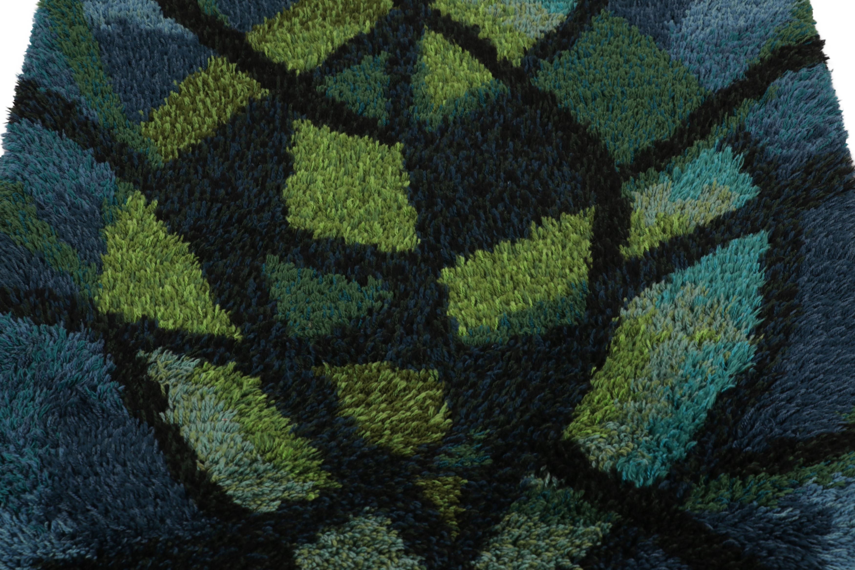 Noué à la main dans une laine luxuriante à poils longs en Suède vers 1960-1970, ce tapis suédois vintage Rya 3x5 est un nouvel ajout audacieux à la collection de Rug & Kilim de tapis scandinaves emblématiques et de collection du milieu du siècle de