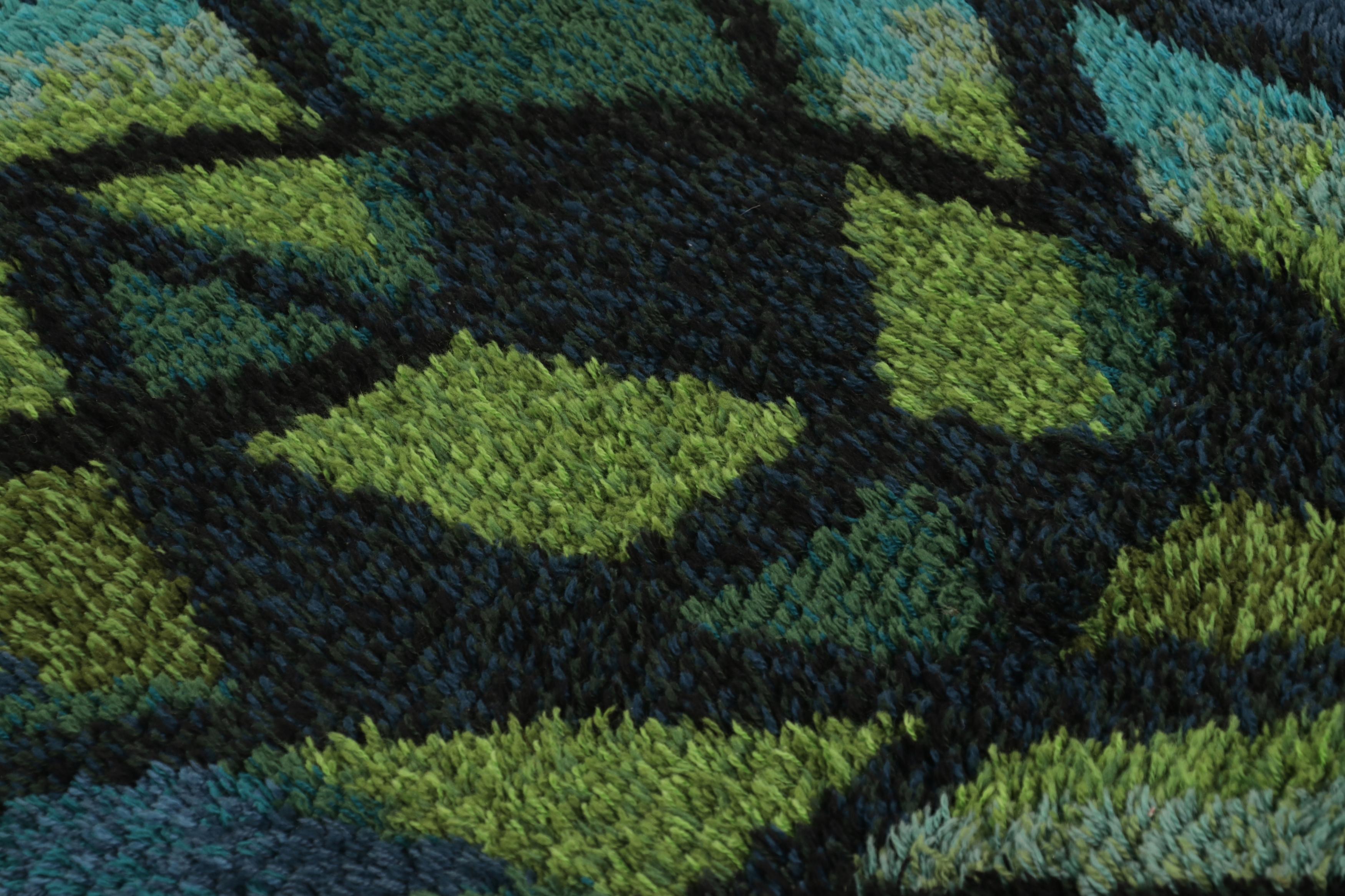 Noué à la main Tapis Rya suédois vintage, géométrie scandinave en bleu et vert - Rug & Kilim en vente