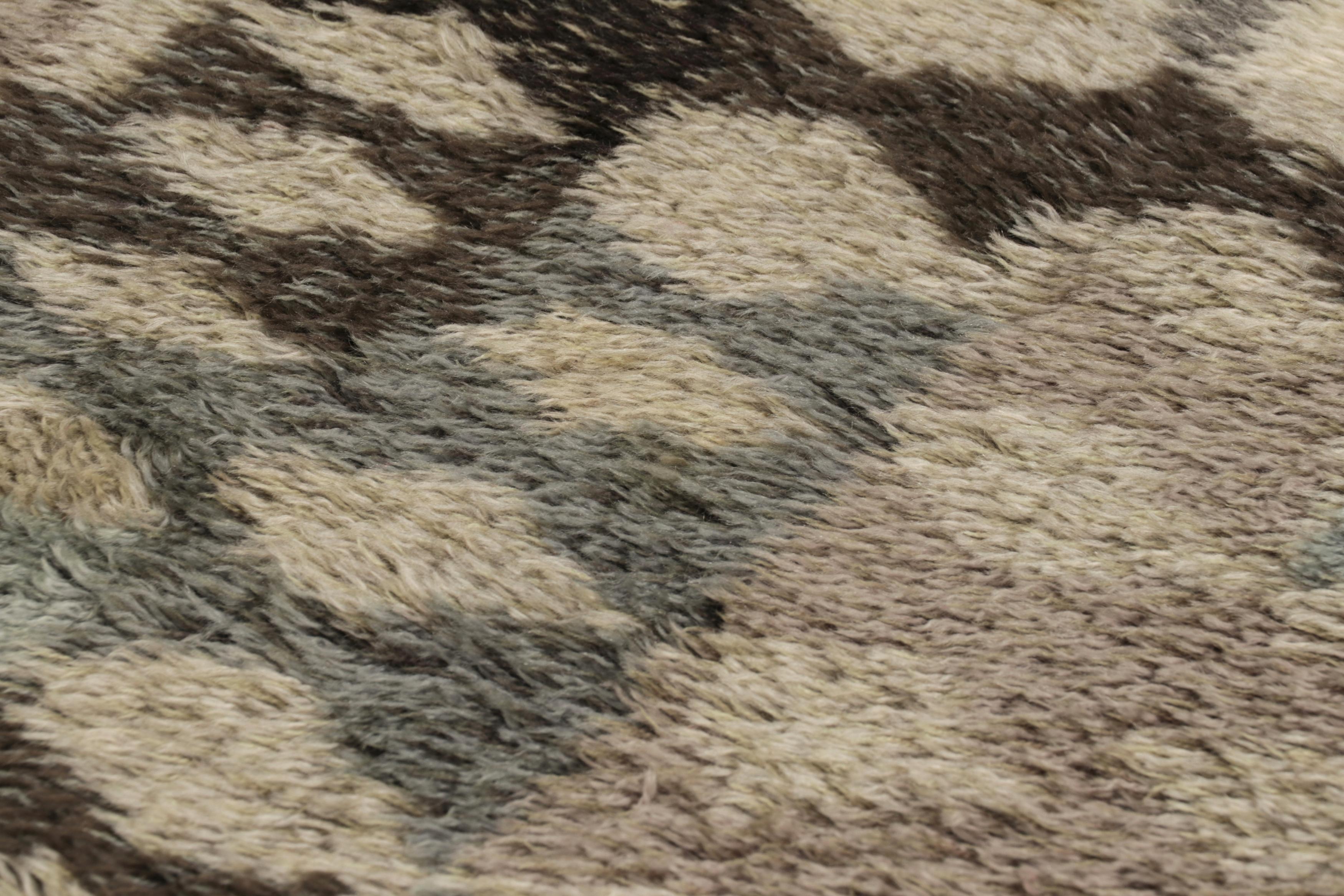 Dieser schwedische Rya-Läufer im Format 3x5, handgeknüpft aus üppiger, hochfloriger Wolle in Schweden um 1960-1970, ist eine kühne neue Ergänzung zu Rug & Kilims Auswahl an kultigen, sammelwürdigen skandinavischen Teppichen dieser Provenienz aus der