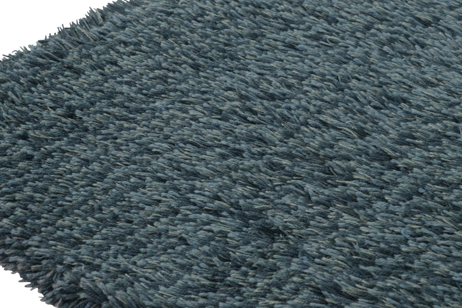  Anudada a mano en exuberante lana de pelo largo en Suecia hacia 1960-1970, esta alfombra vintage sueca Rya de 1x1 y tamaño de regalo es una nueva y atrevida incorporación a la selección de alfombras escandinavas de mediados de siglo de esta