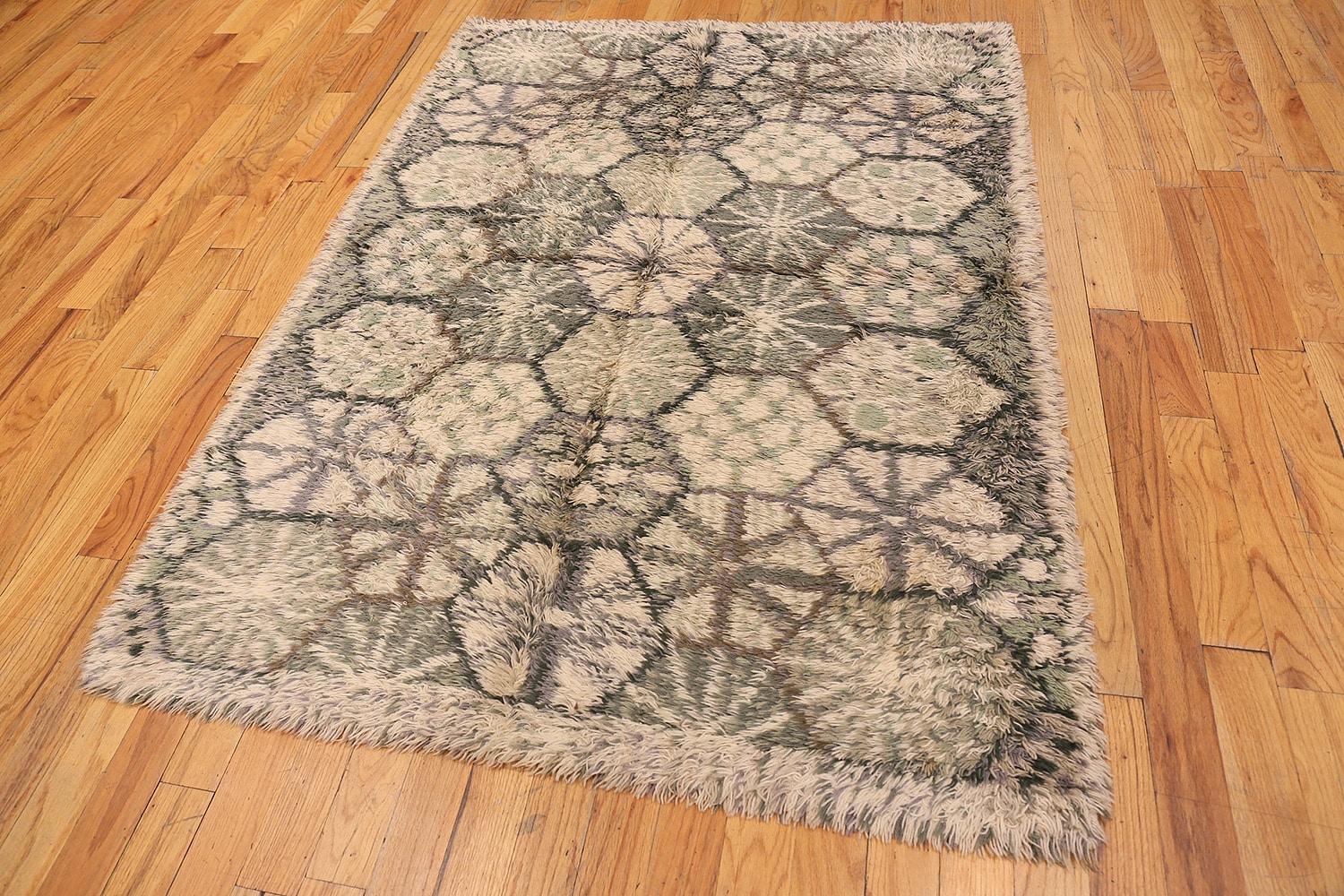 Hand-Woven  Vintage Swedish Rya Rug. Size: 4 ft 6 in x 6 ft 3 in For Sale