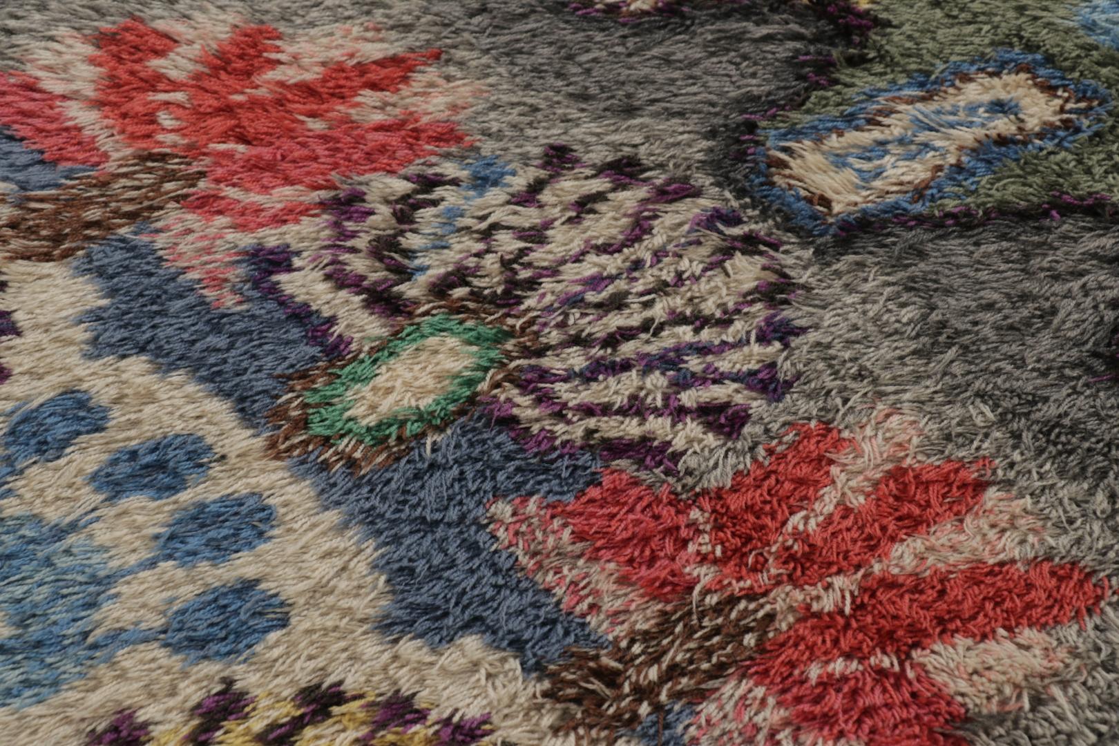  Annodato a mano in lussureggiante lana ad alto vello in Svezia intorno al 1960-1970, questo tappeto vintage rya svedese 4x7 è una nuova e audace aggiunta alla collezione di Rug & Kilim di tappeti scandinavi di metà secolo, iconici e unici, di