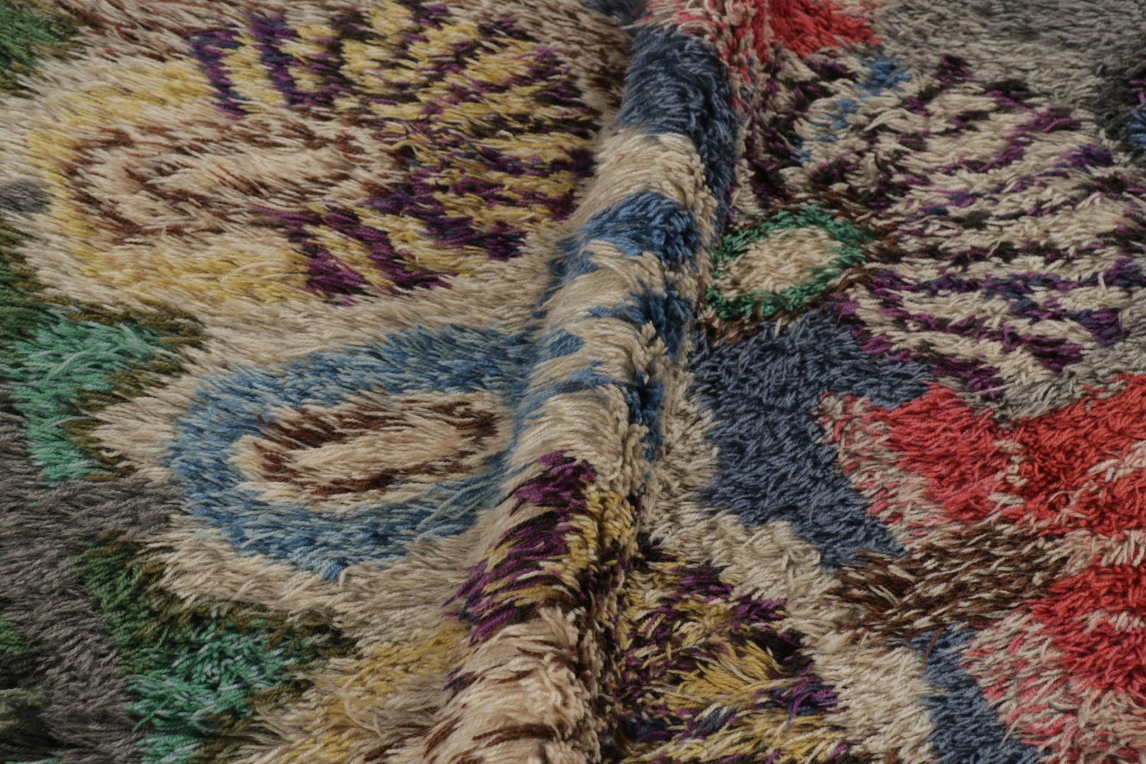 Annodato a mano Tappeto Rya svedese vintage con espressivi medaglioni scandinavi - Rug & Kilim in vendita