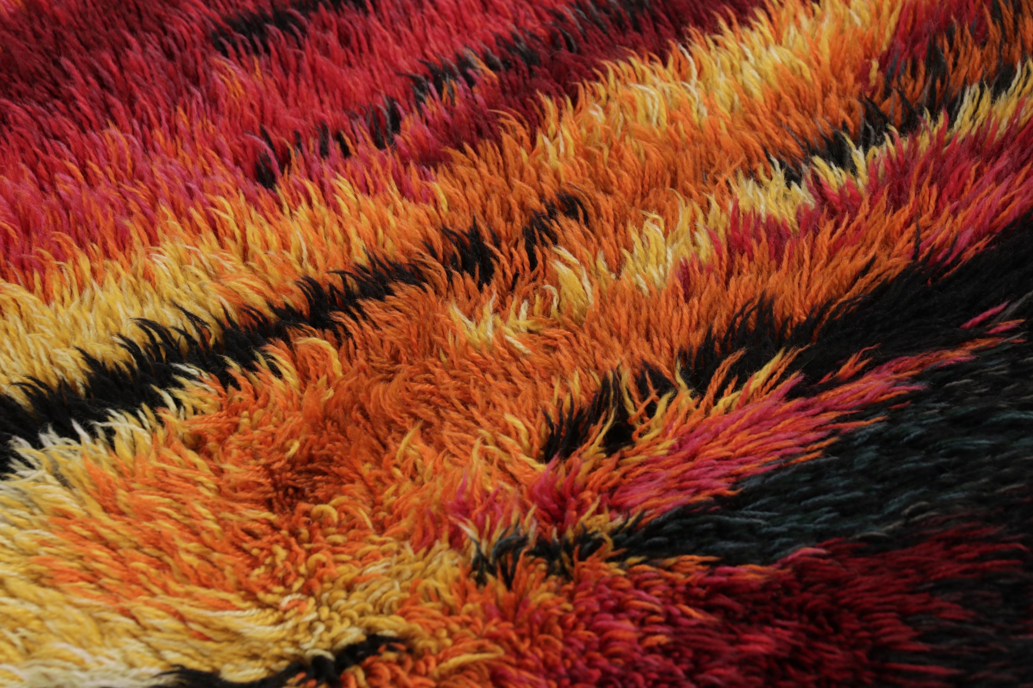 Vintage Swedish Rya Runner, Bunte skandinavische Flammenmuster - Rug & Kilim im Zustand „Gut“ im Angebot in Long Island City, NY