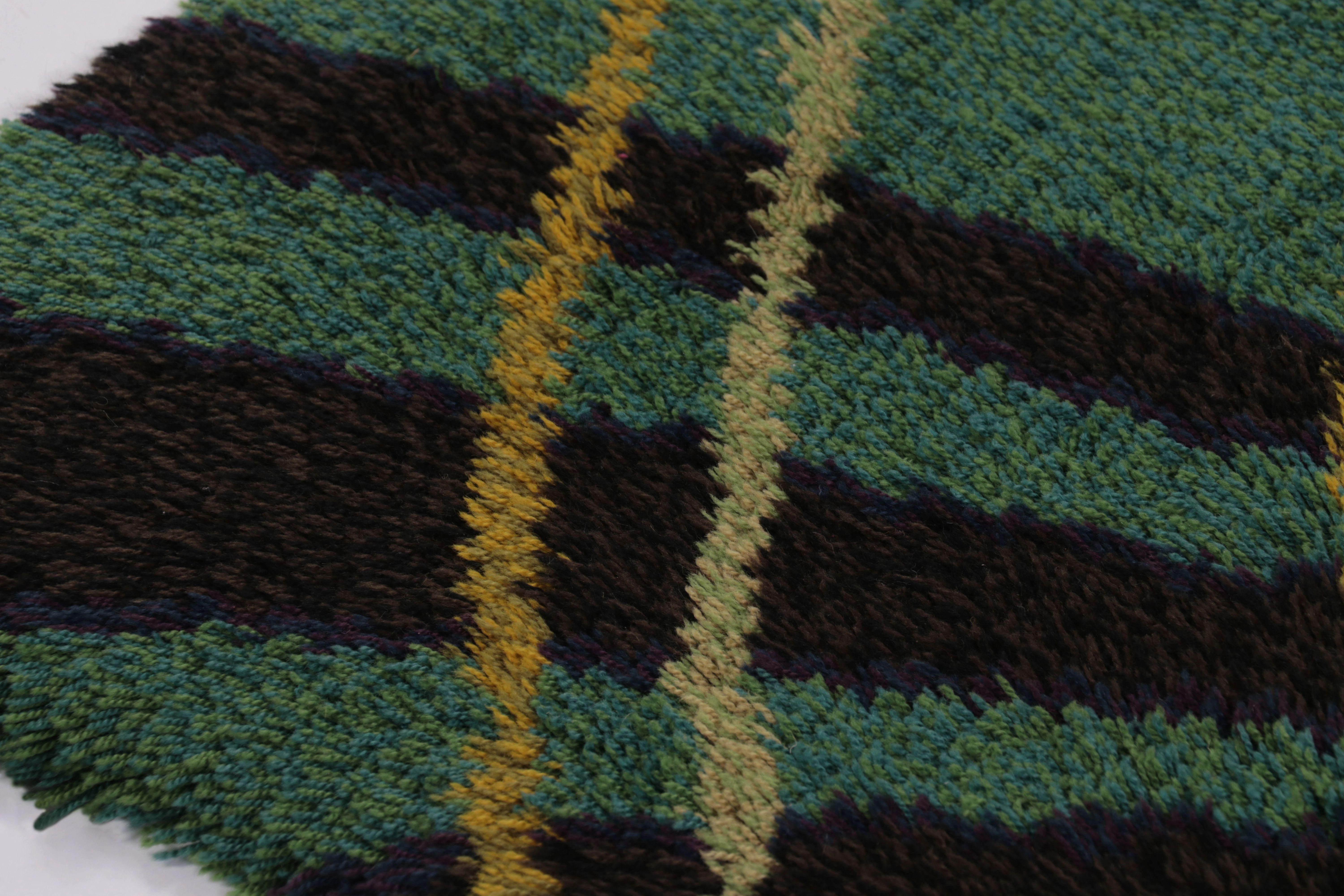 Noué à la main Vintage Swedish Rya Runner, Green with Scandinavian Patterns - Rug & Kilim en vente