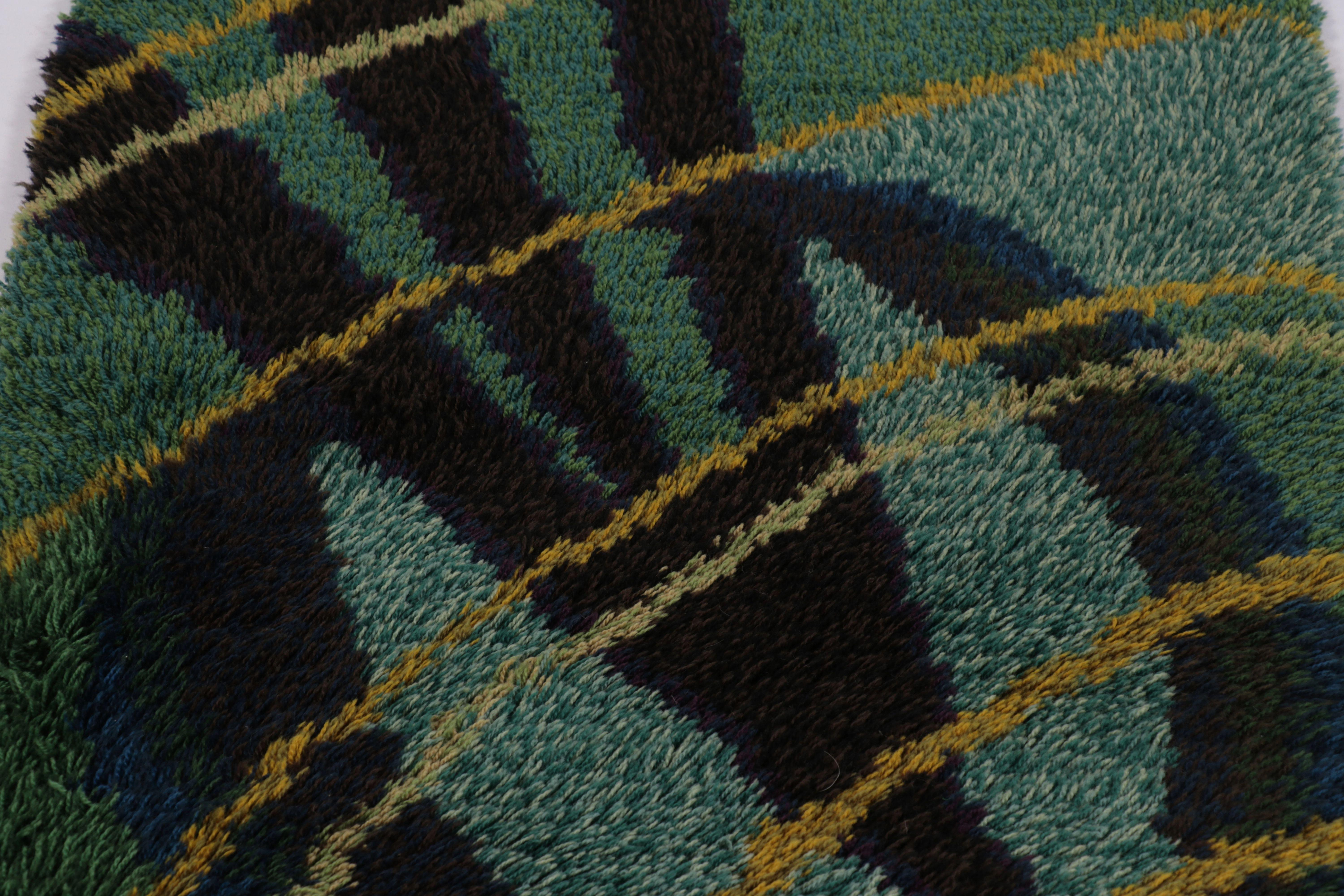 Vintage Swedish Rya Runner, Green with Scandinavian Patterns - Rug & Kilim Bon état - En vente à Long Island City, NY