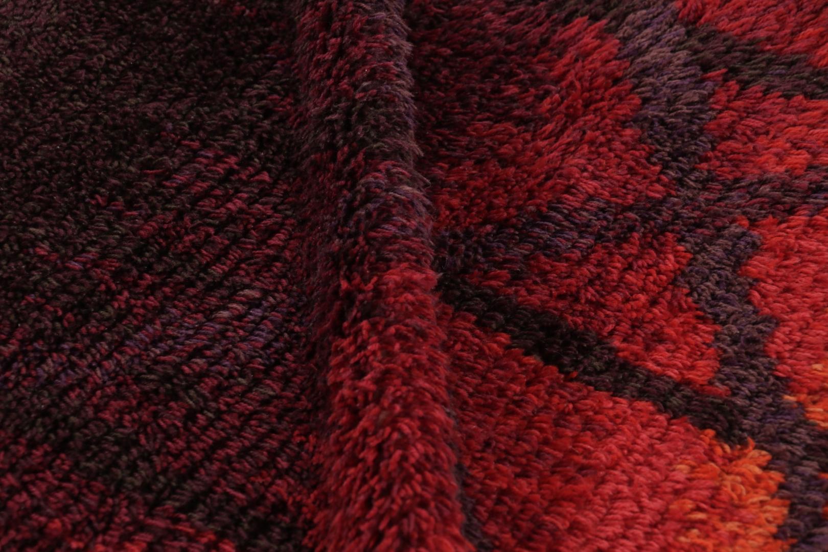 Vintage Swedish Rya Runner Rug, kühne skandinavische Geometrie in Rot - Rug & Kilim im Zustand „Gut“ im Angebot in Long Island City, NY