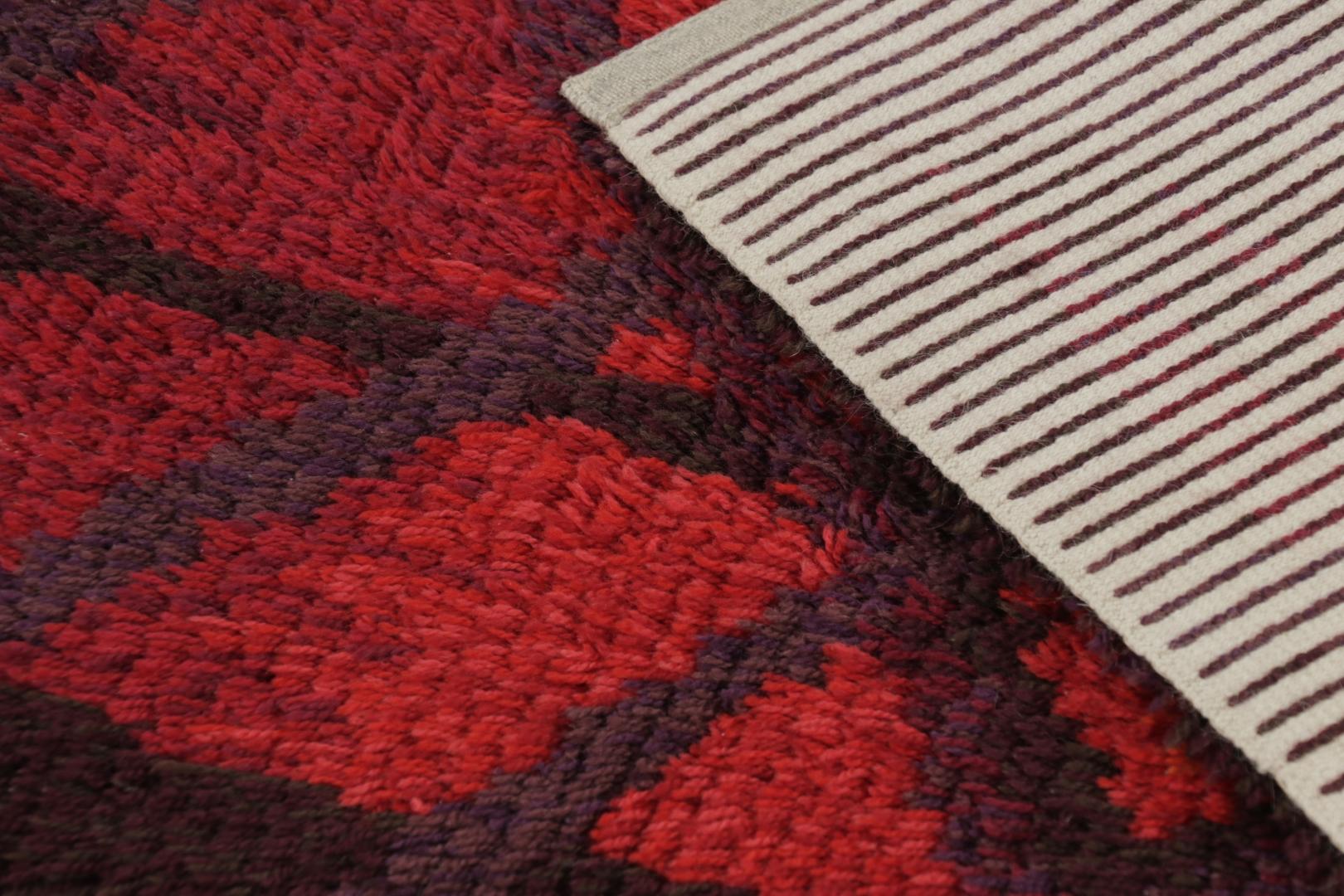 Vintage Swedish Rya Runner Rug, kühne skandinavische Geometrie in Rot - Rug & Kilim (Mitte 17. Jahrhundert) im Angebot