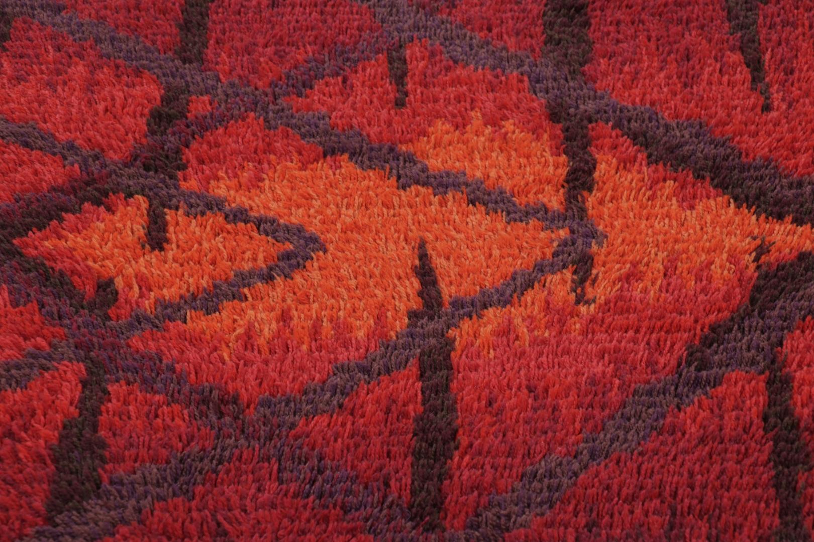 Vintage Swedish Rya Runner Rug, kühne skandinavische Geometrie in Rot - Rug & Kilim (Wolle) im Angebot