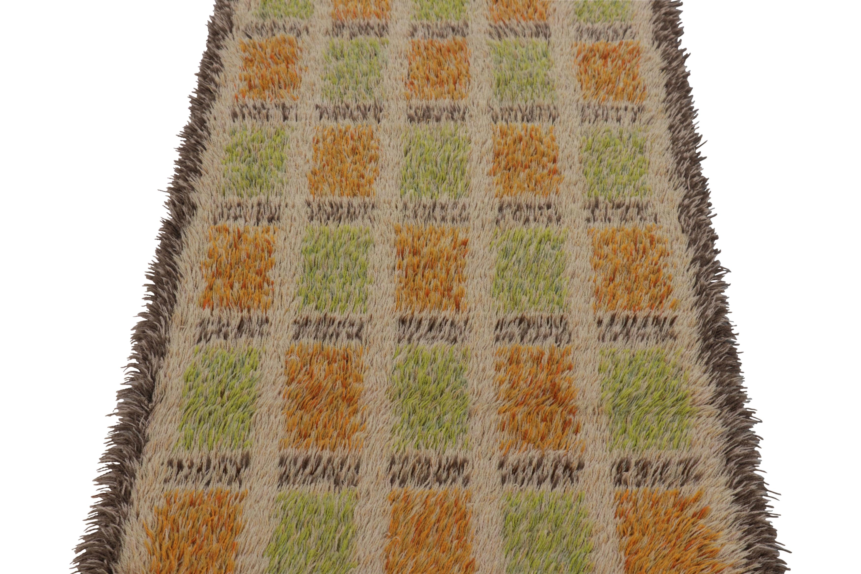 Noué à la main dans une laine luxuriante à poils longs en Suède vers 1960-1970, ce tapis de course suédois vintage Rya de 2x6 est un nouvel ajout audacieux à la collection de Rug & Kilim de tapis scandinaves emblématiques et de collection du milieu