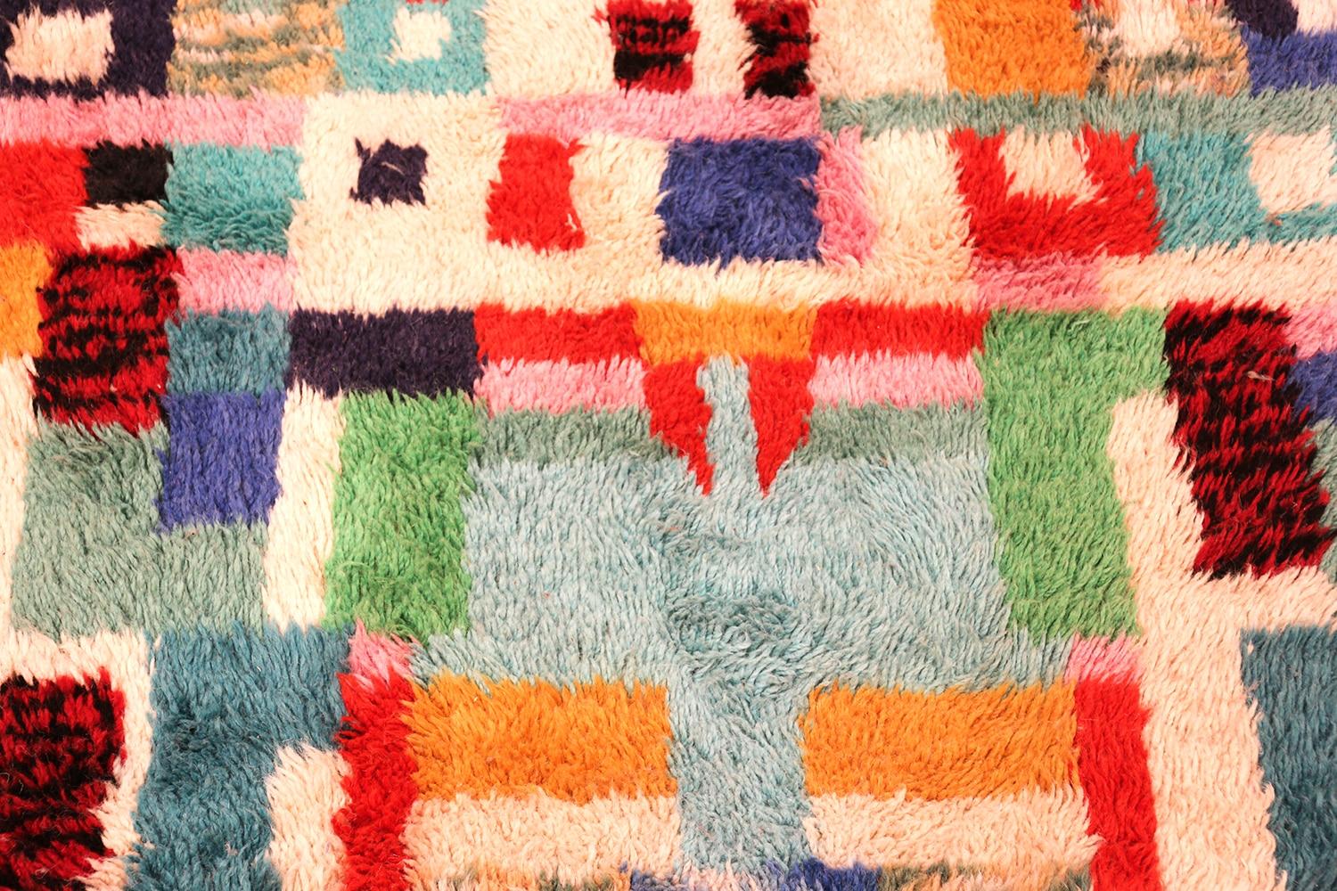 Vintage Swedish Rya Shag Rug. Size: 5 ft x 6 ft 4 in (1.52 m x 1.93 m) In Excellent Condition In New York, NY