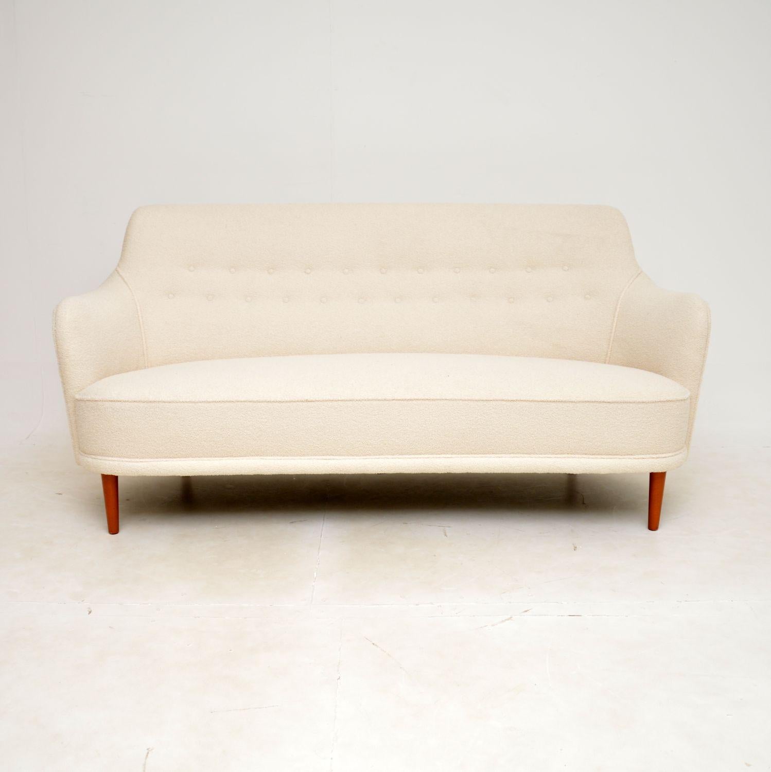 Un superbe et extrêmement confortable canapé suédois Samsas vintage de Carl Malmsten. Récemment importé de Suède, il date des années 1960.

Il s'agit d'un produit de très haute qualité, le cadre bien construit est magnifique sous tous les angles et