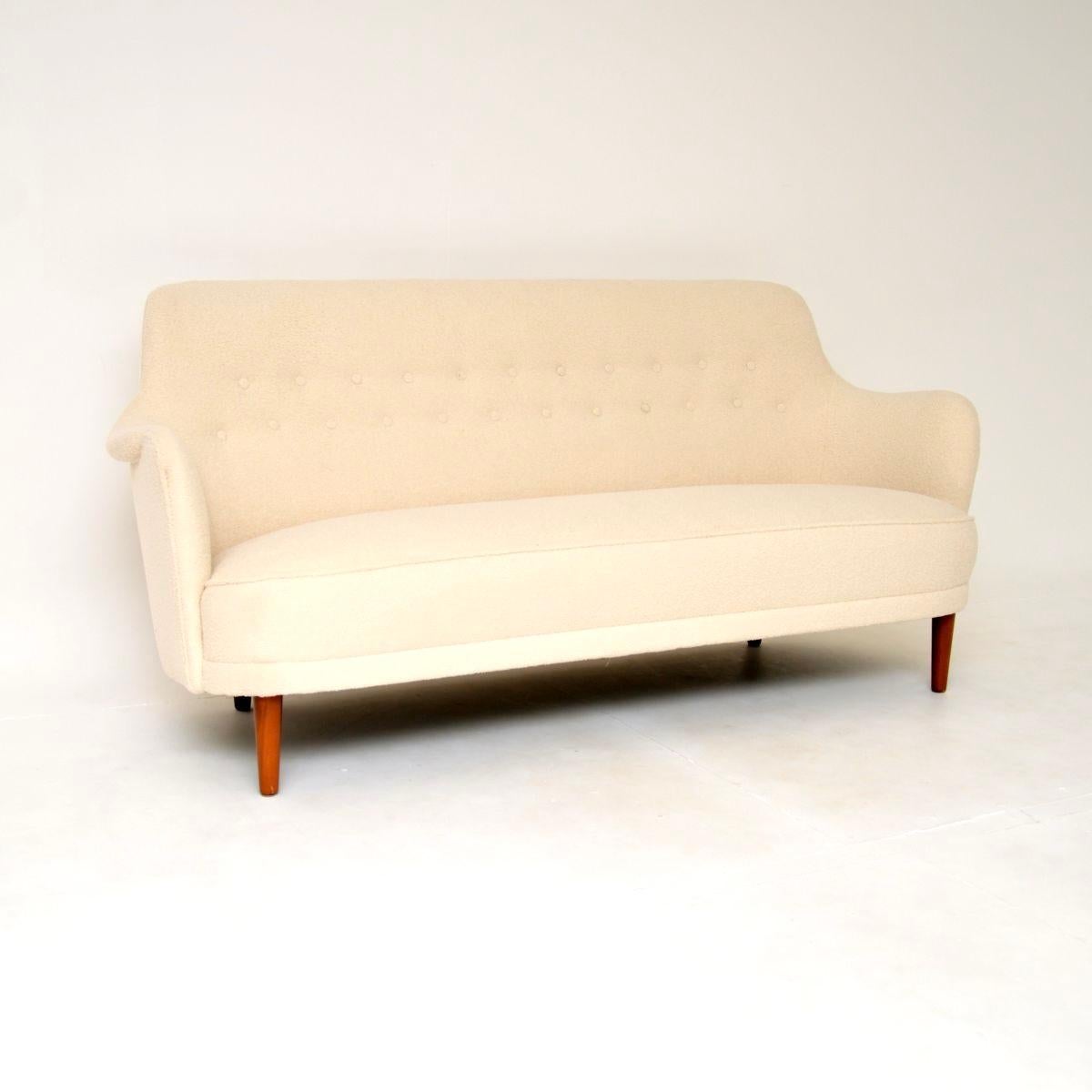 Un superbe et extrêmement confortable canapé suédois Samsas vintage de Carl Malmsten. Récemment importé de Suède, il date des années 1960.

Il s'agit d'un produit de très haute qualité, le cadre bien construit est magnifique sous tous les angles et