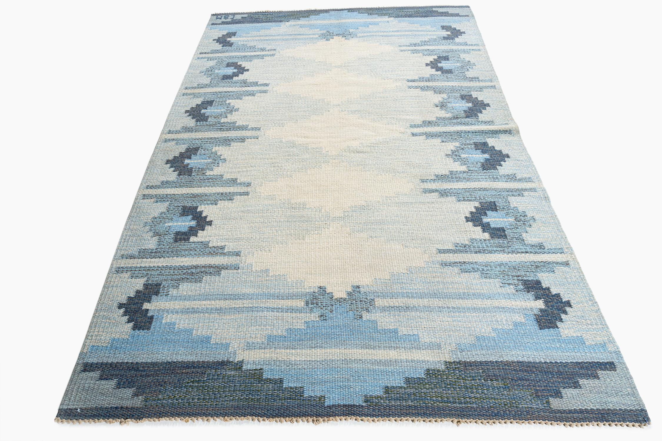 Vintage Swedish Scandinavian Area rug 4'6 X 6'10. Un charmant tapis scandinave noué à la main, datant du milieu du siècle dernier (1960), avec de merveilleuses couleurs tissées dans le design. Couleurs : nuances de bleu ciel pâle/bleu ardoise/bleu