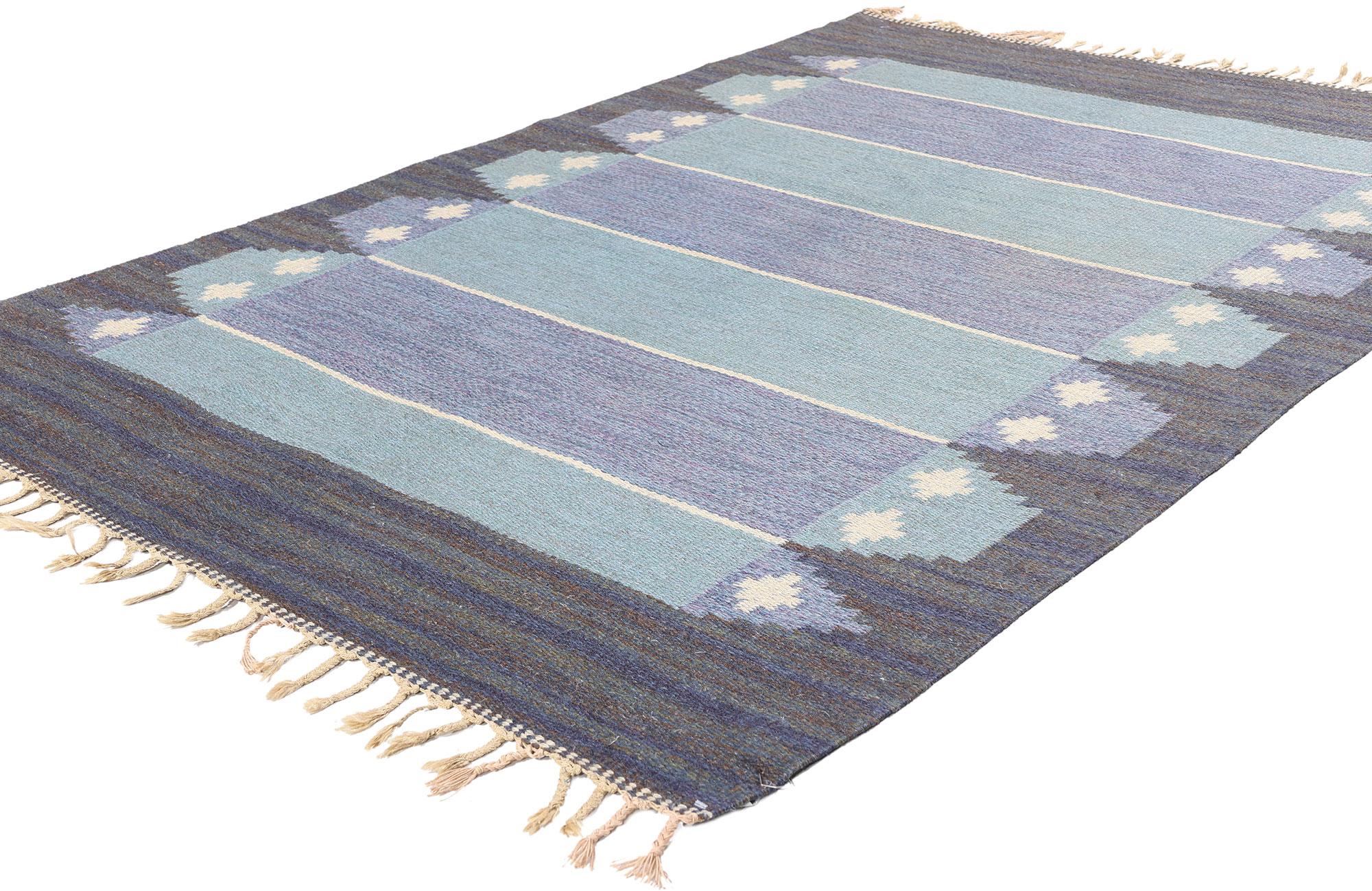 79044 Alfombra Rollakan Escandinava Sueca Vintage, 04'06 x 06'07. Esta alfombra rollakan escandinava sueca vintage de lana tejida a mano ejemplifica la armoniosa mezcla de artesanía tradicional y elegante minimalismo nórdico. Los ricos matices de