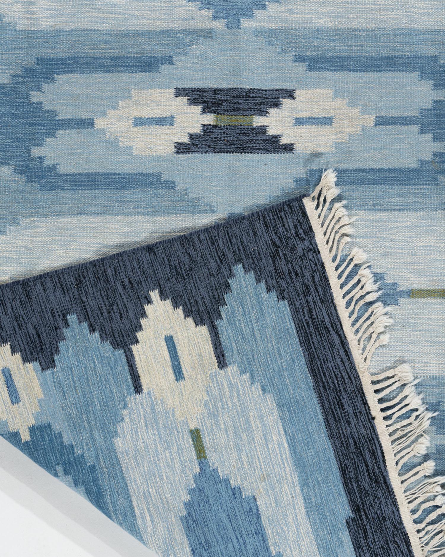 Tapis scandinave suédois vintage 5'9 x 7'7. Un délicieux tapis scandinave noué à la main, datant du milieu du siècle dernier (1960), avec de magnifiques couleurs tissées dans le design.