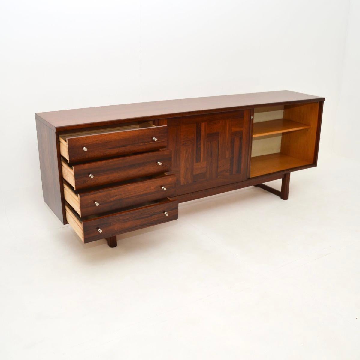 Un buffet suédois vintage élégant et très bien réalisé par Nils Jonsson pour By, datant d'environ les années 1960.

Il s'agit d'une superbe qualité, avec un design adorable et de superbes motifs sur les façades des portes. Les tiroirs de gauche sont
