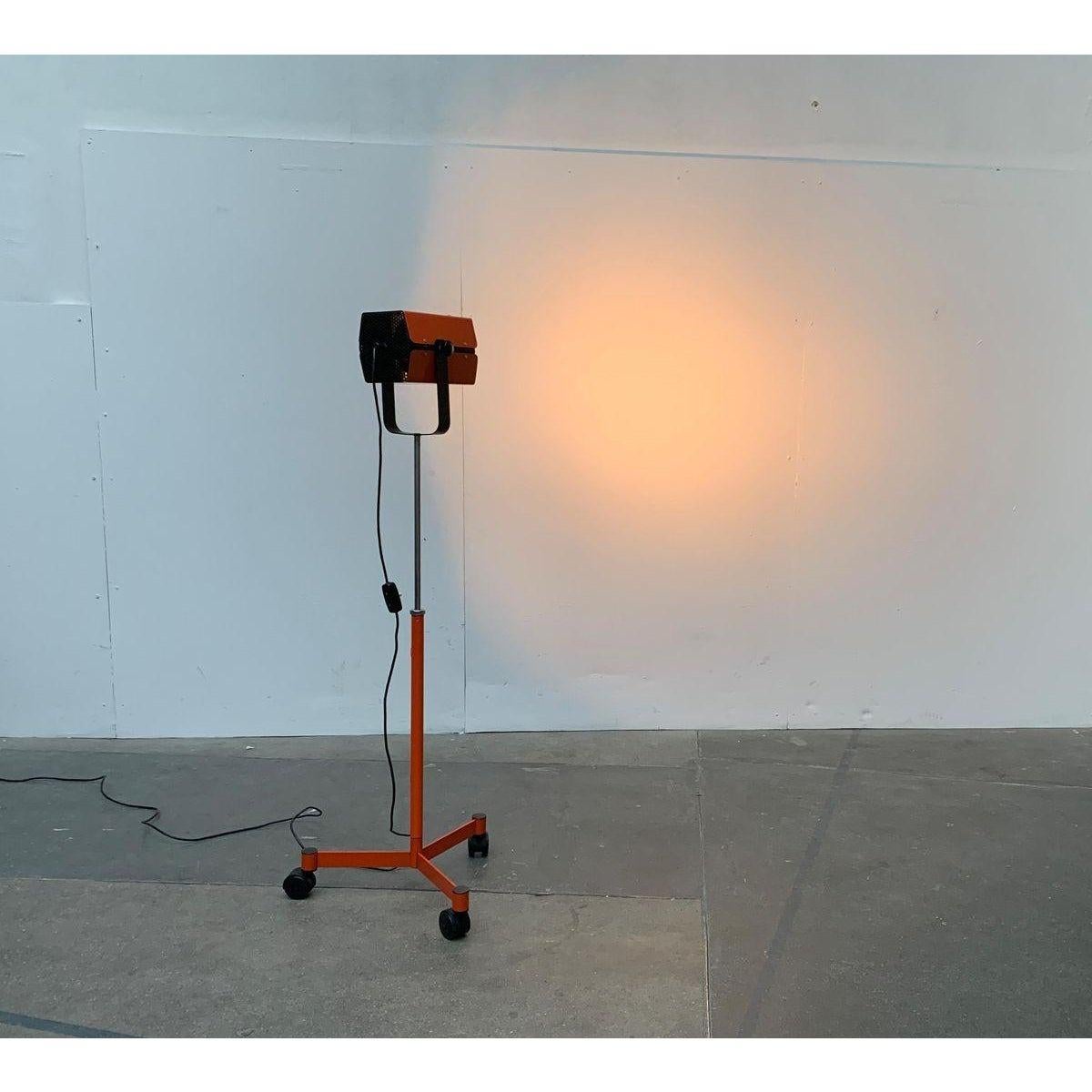 Mobile studio floor lamp from the swedish manufacturer alda.

a technical design in the style of a studio spotlight. The head of the lamp shows a classic spotlight shape. It can be tilted and fixed in position with the screws on the side. The