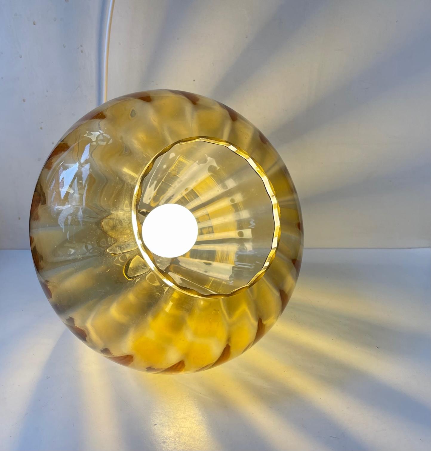 Schwedische Vintage-Pendelleuchte mit Sonnenschliff aus mundgeblasenem optischem Honigglas, 1970er Jahre im Zustand „Gut“ im Angebot in Esbjerg, DK
