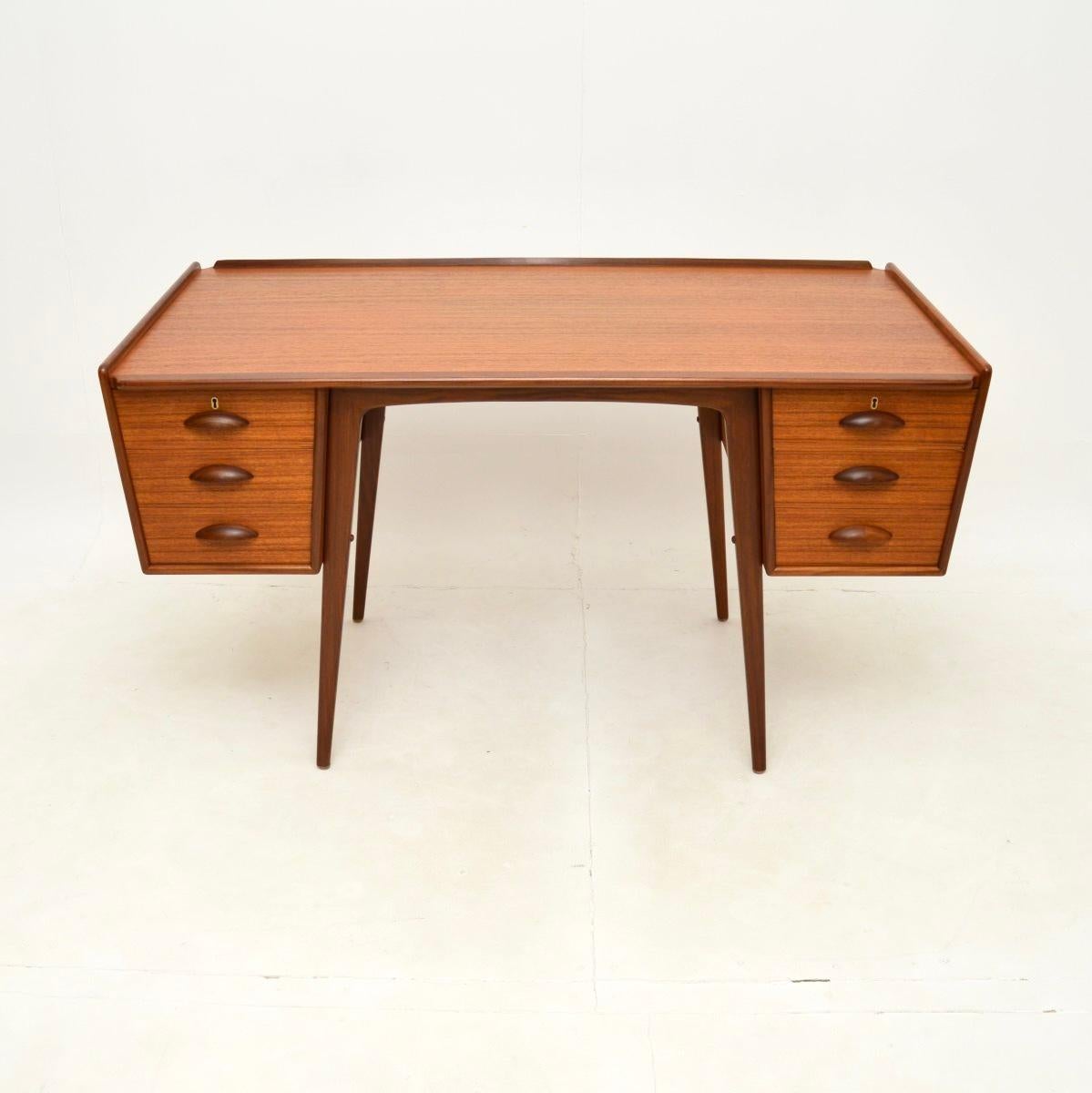 An extremely stylish vintage Swedish teak desk by Svante Skogh. This was made in Sweden in the 1960’s by AB Mobelfabriken Balder.

The quality is outstanding, this has a stunning design and looks amazing from all angles. It has a large lipped