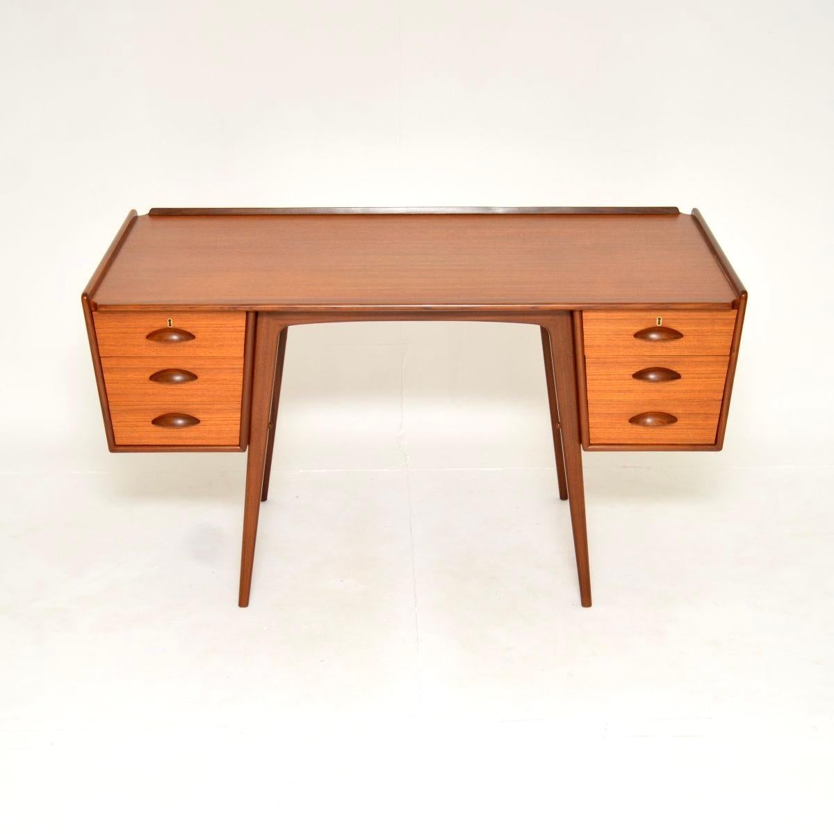 Ein äußerst stilvoller schwedischer Schreibtisch aus Teakholz von Svante Skogh. Dieser wurde in den 1960er Jahren in Schweden von AB Mobelfabriken Balder hergestellt.

Die Qualität ist hervorragend, das Design ist atemberaubend und sieht aus allen