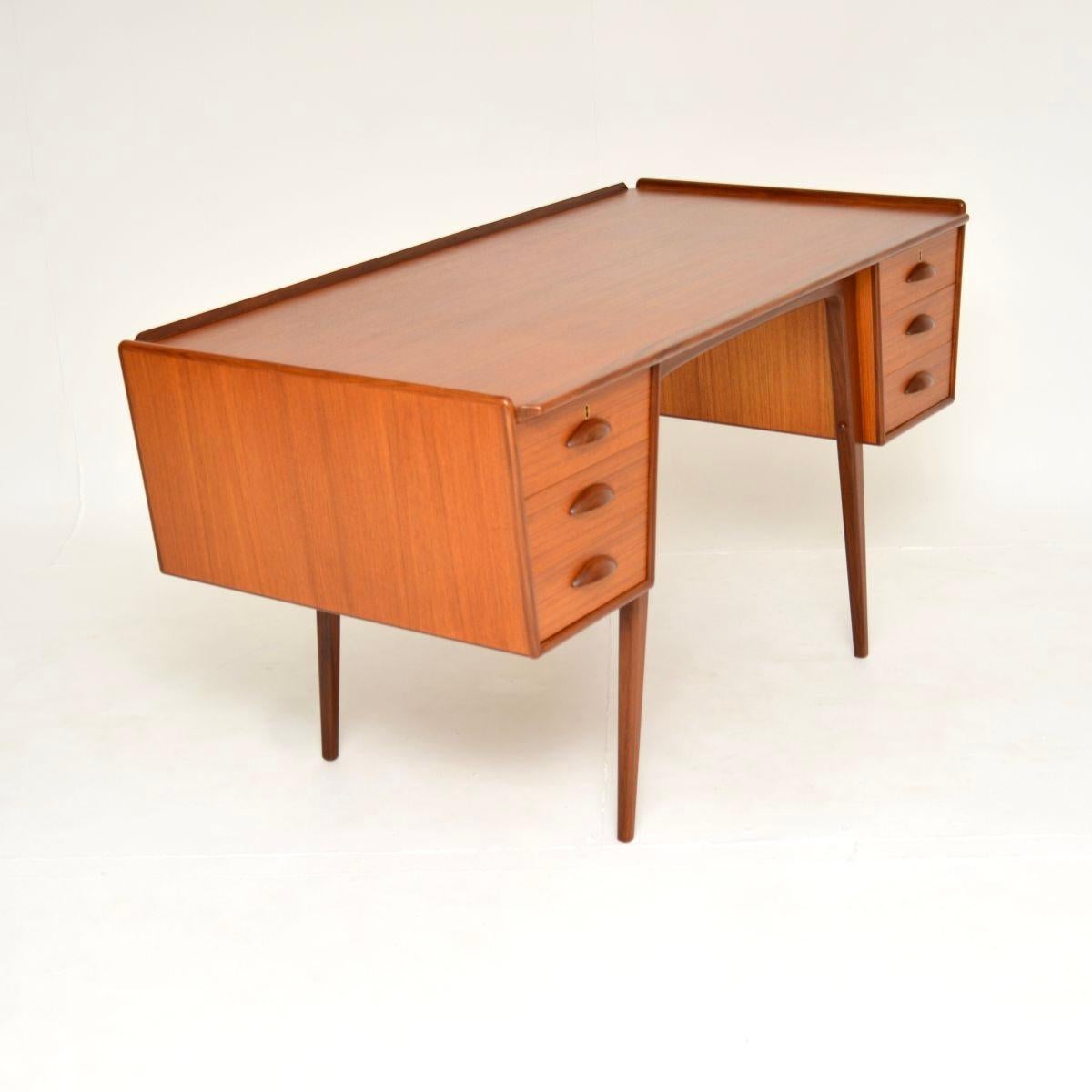 Schwedischer Teakholz-Schreibtisch von Svante Skogh (Moderne der Mitte des Jahrhunderts) im Angebot