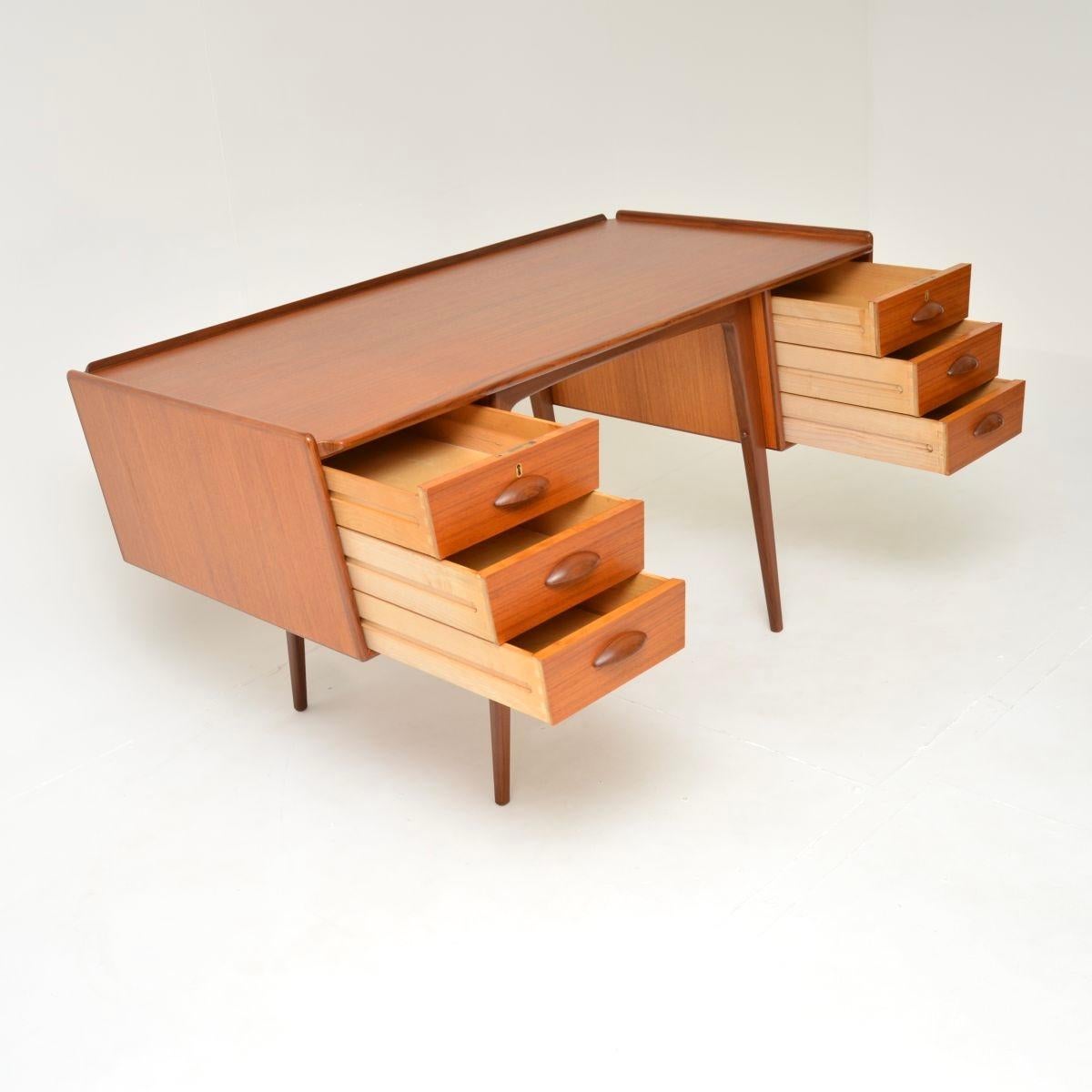 Schwedischer Teakholz-Schreibtisch von Svante Skogh im Zustand „Gut“ im Angebot in London, GB