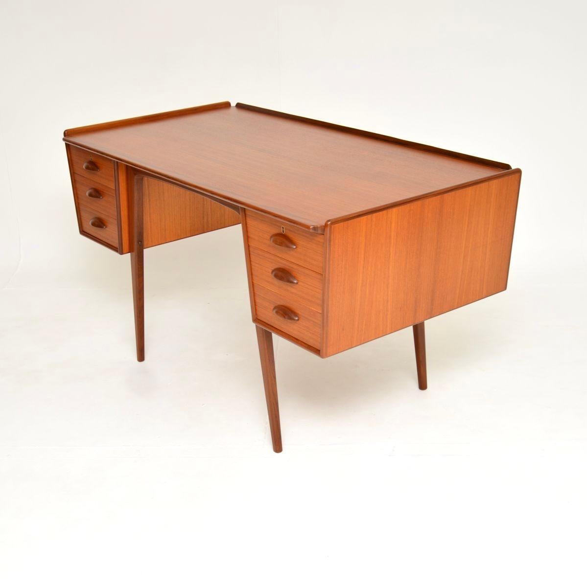 Schwedischer Teakholz-Schreibtisch von Svante Skogh (Mitte des 20. Jahrhunderts) im Angebot
