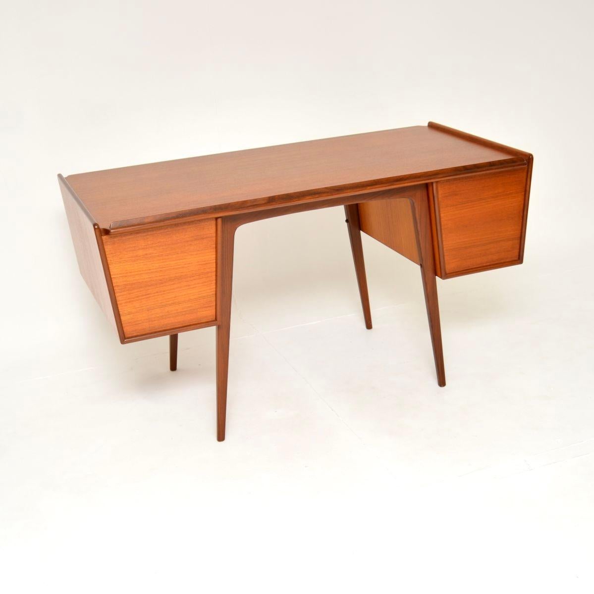 Schwedischer Teakholz-Schreibtisch von Svante Skogh im Angebot 1