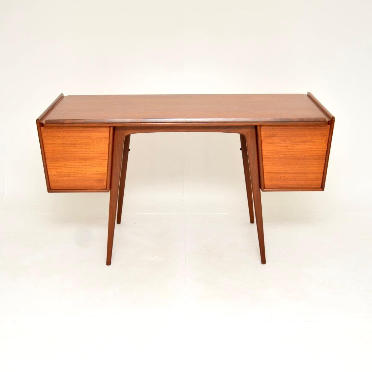 Schwedischer Teakholz-Schreibtisch von Svante Skogh im Angebot 2