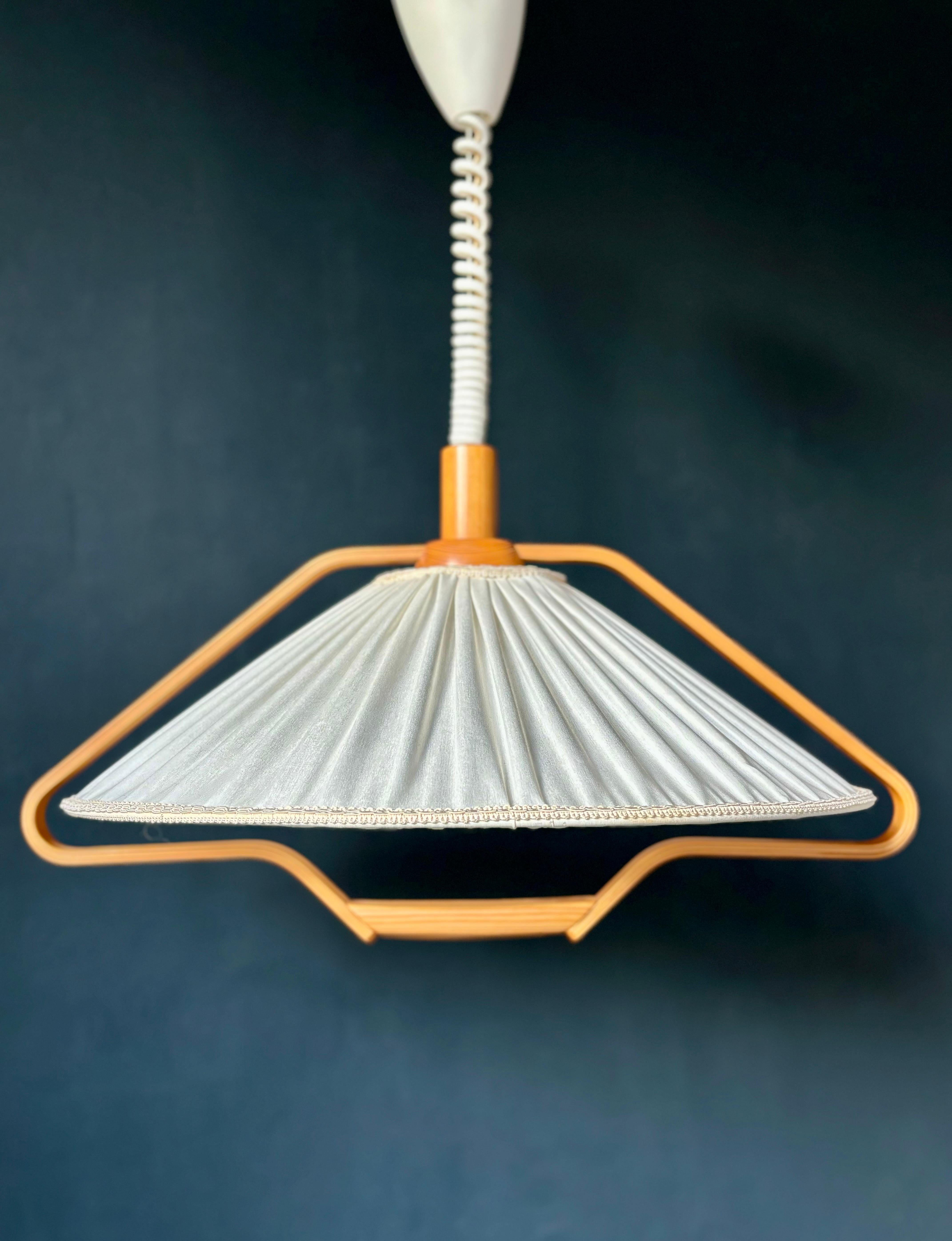 Pendente vintage moderno scandinavo con paralume in tessuto drappeggiato bianco crema con bordo decorativo intrecciato. Snello supporto e piano in legno di pino curvato laccato. Prodotto da Markslöjd nello stile moderno e organico di Frank Josef,