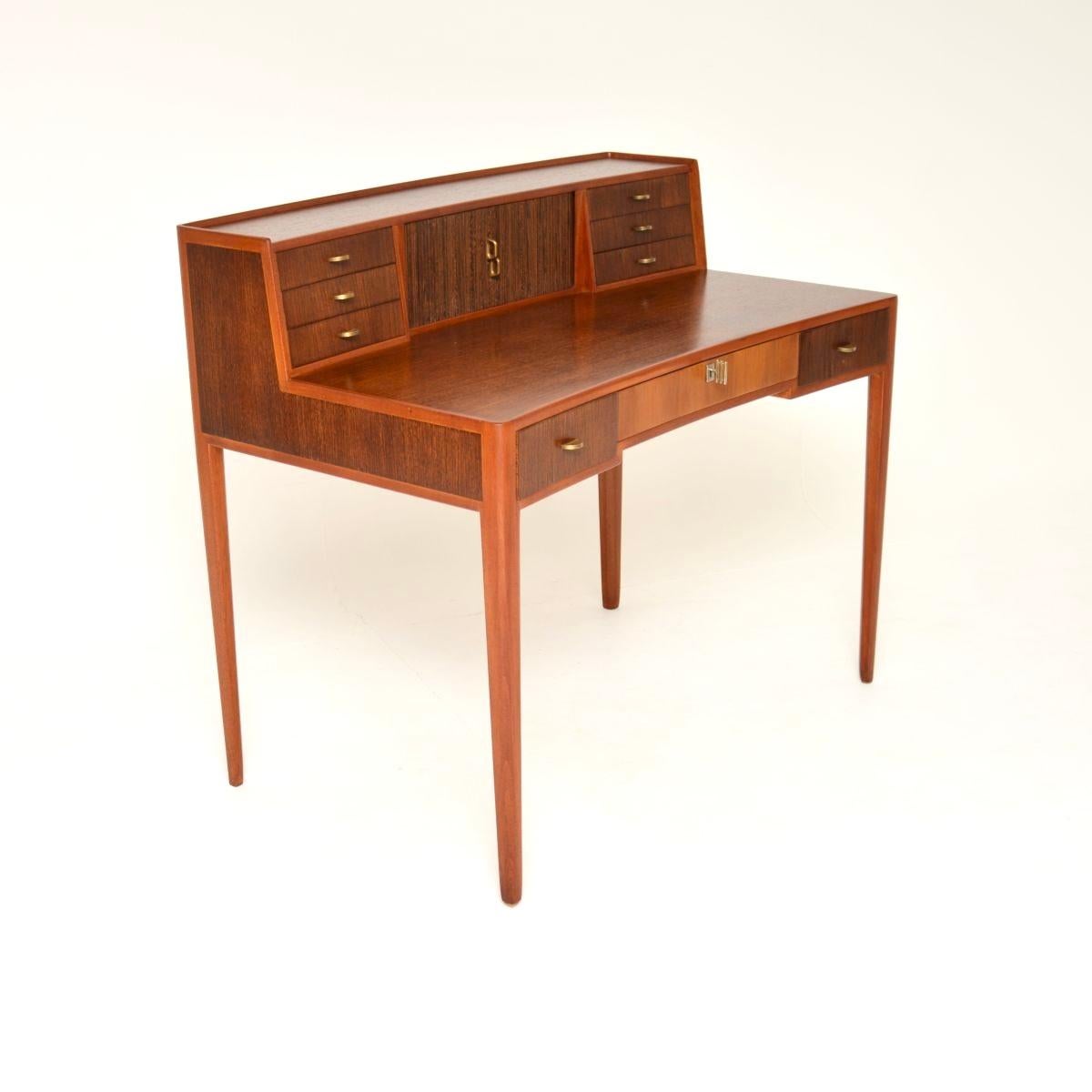 Ein hervorragender schwedischer Schreibtisch aus Nussbaum und satiniertem Holz aus den 1960er-Jahren.

Er ist wunderschön gestaltet und von hervorragender Qualität. Er steht auf wunderschönen, konischen Beinen mit einer erhöhten Rückenlehne. Es gibt