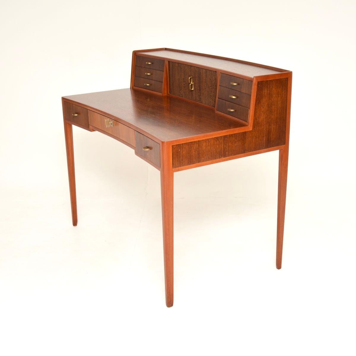 Vintage Schwedisch Nussbaum und Satin Holz Schreibtisch (Moderne der Mitte des Jahrhunderts) im Angebot