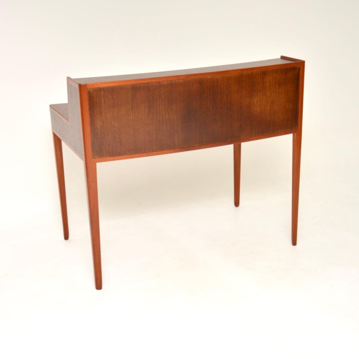 Vintage Schwedisch Nussbaum und Satin Holz Schreibtisch im Zustand „Gut“ im Angebot in London, GB