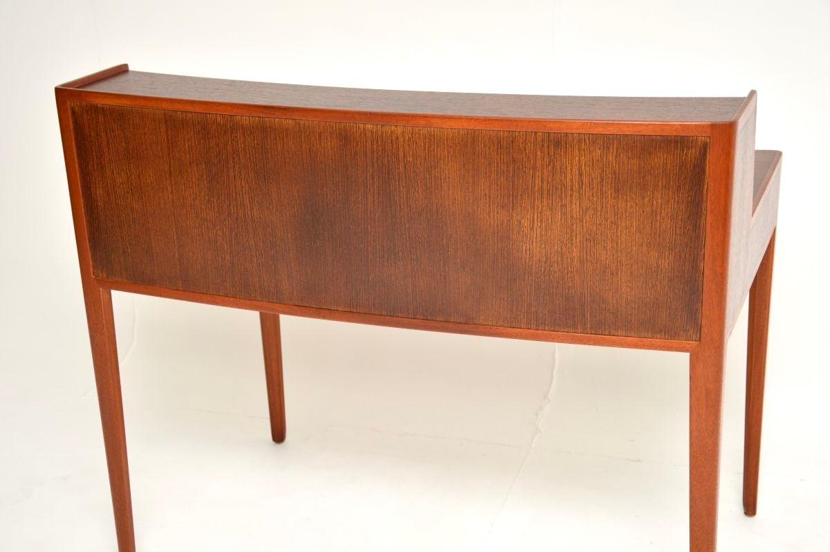 Vintage Schwedisch Nussbaum und Satin Holz Schreibtisch (Mitte des 20. Jahrhunderts) im Angebot