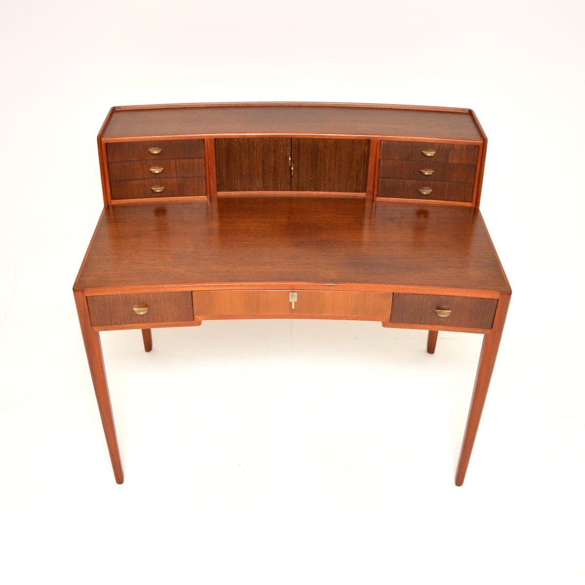 Vintage Schwedisch Nussbaum und Satin Holz Schreibtisch (Seidenholz) im Angebot
