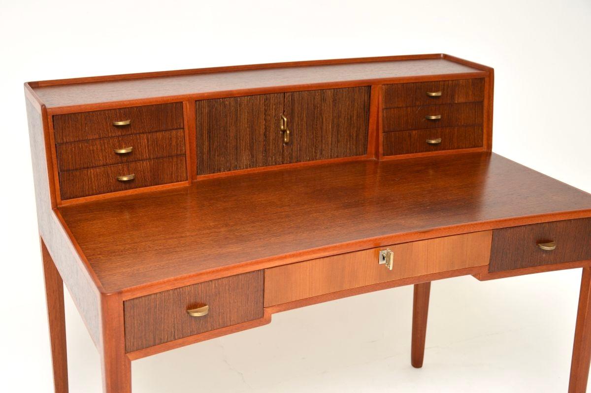 Vintage Schwedisch Nussbaum und Satin Holz Schreibtisch im Angebot 1