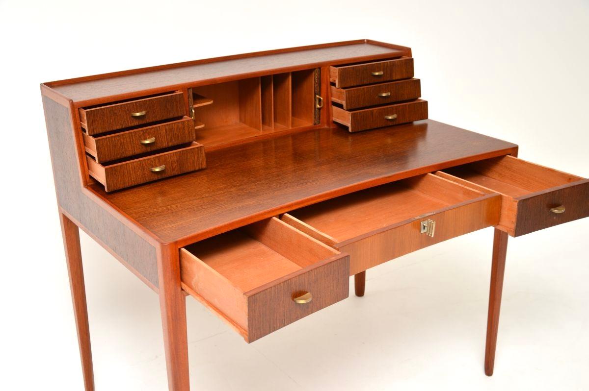 Vintage Schwedisch Nussbaum und Satin Holz Schreibtisch im Angebot 3