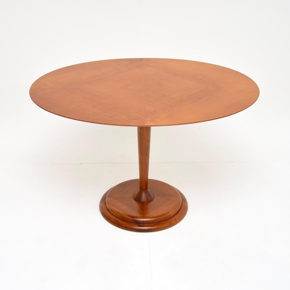 Une table basse en noyer suédois vintage, élégante et extrêmement bien fabriquée, datant des années 1960.

Il est d'une superbe qualité et son design est magnifique. Le plateau ovale aux bords chanfreinés repose sur une colonne centrale qui se