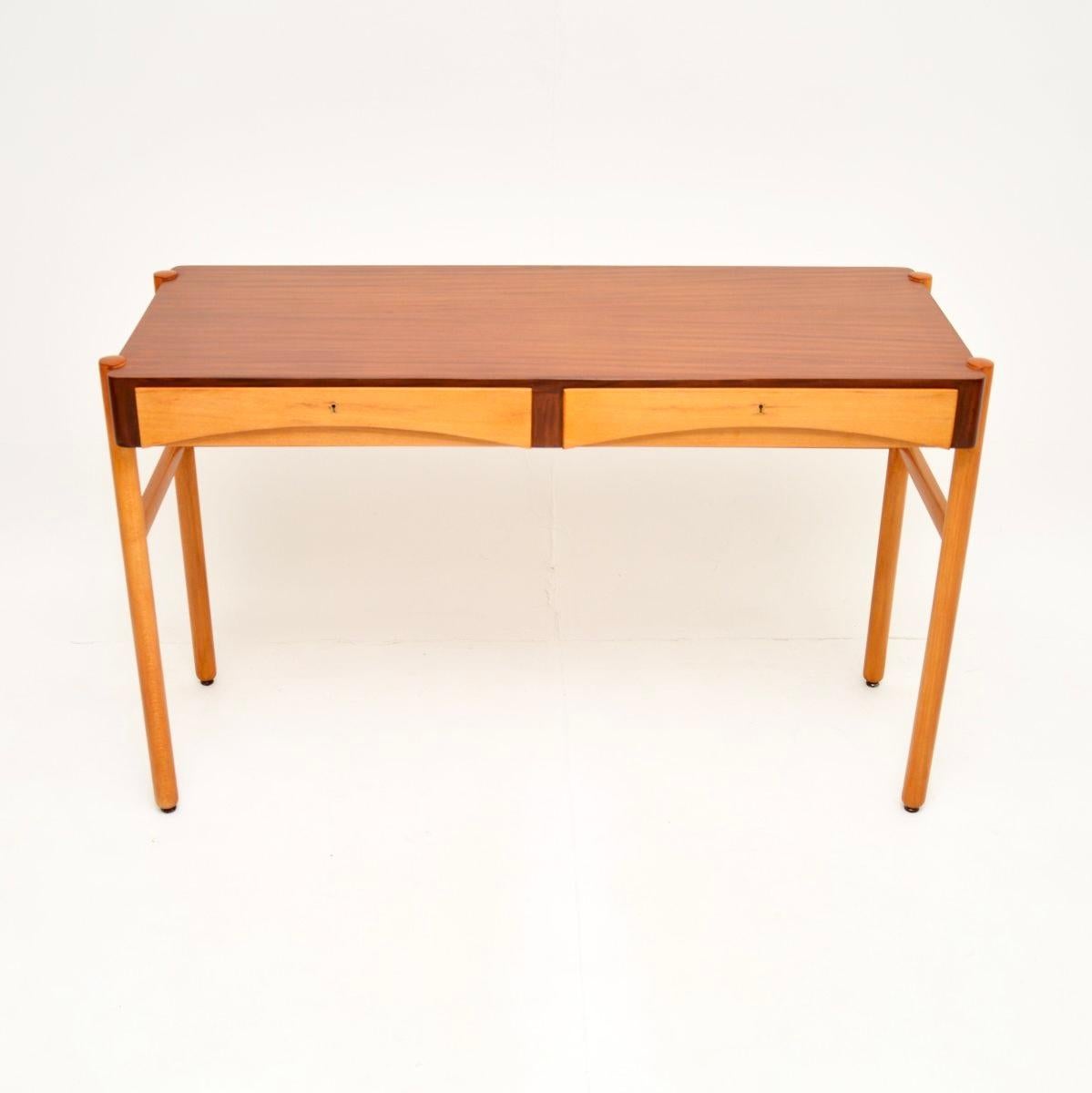 Una scrivania vintage in noce svedese di Bertil Fridhagen, elegante e dal design accattivante. È stato importato di recente dalla Svezia, è stato prodotto da Bodafors e risale agli anni Sessanta.

È di qualità superba e di dimensioni deliziose. I