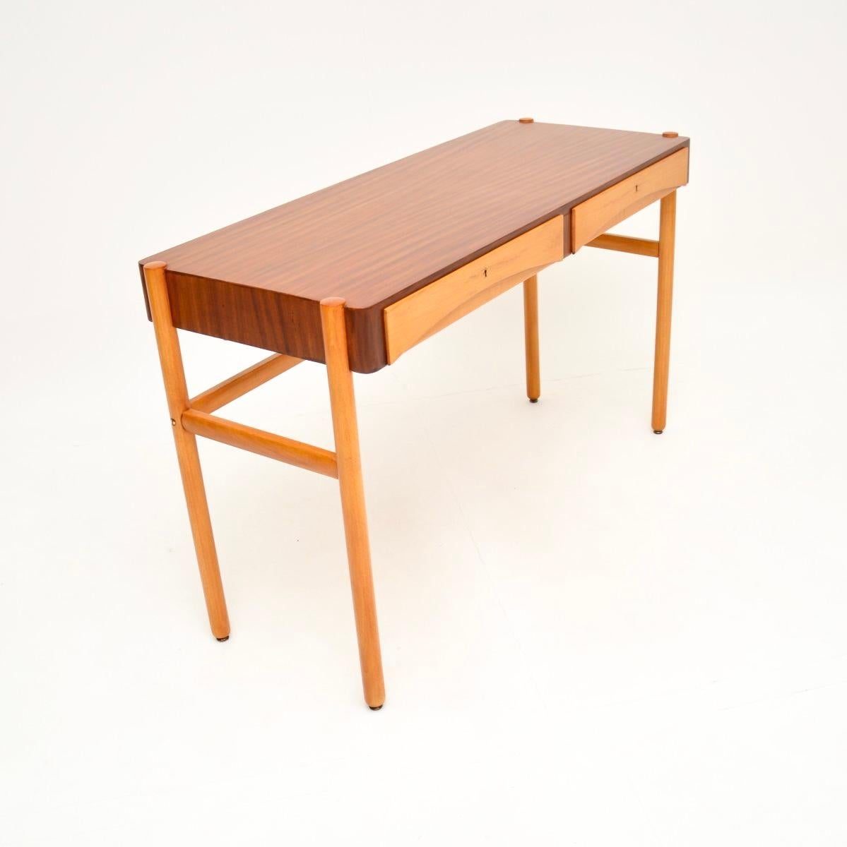 Mid-Century moderno Scrivania svedese d'epoca in noce di Bertil Fridhagen in vendita