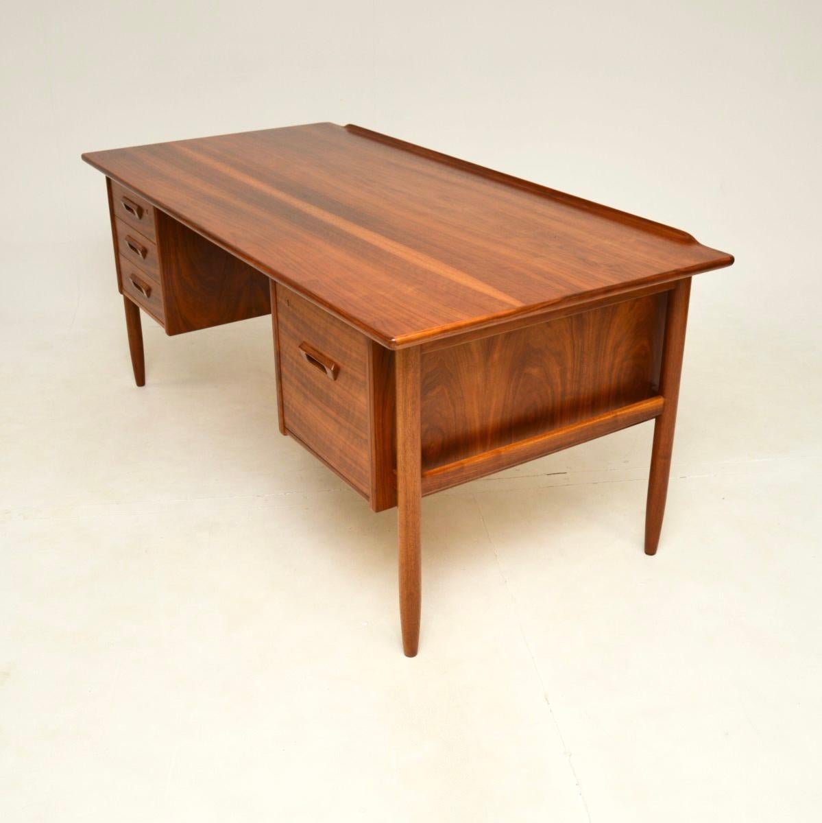 Vintage Swedish Walnut Desk by Goran Strand for Lelangs Mobelfabrik In Good Condition For Sale In London, GB
