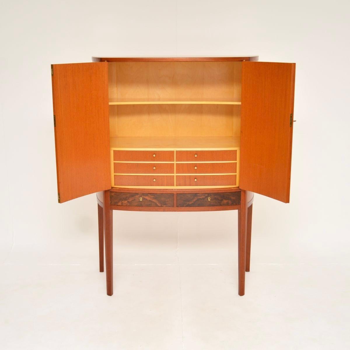 Mid-Century moderno Armadietto per bevande svedese d'epoca in noce di Johan Byström in vendita