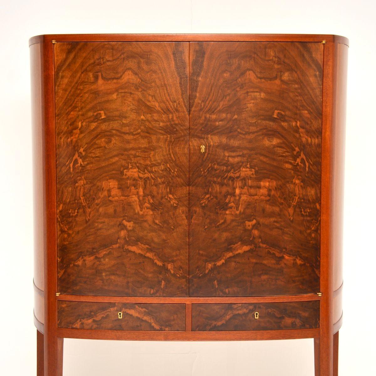 Svedese Armadietto per bevande svedese d'epoca in noce di Johan Byström in vendita