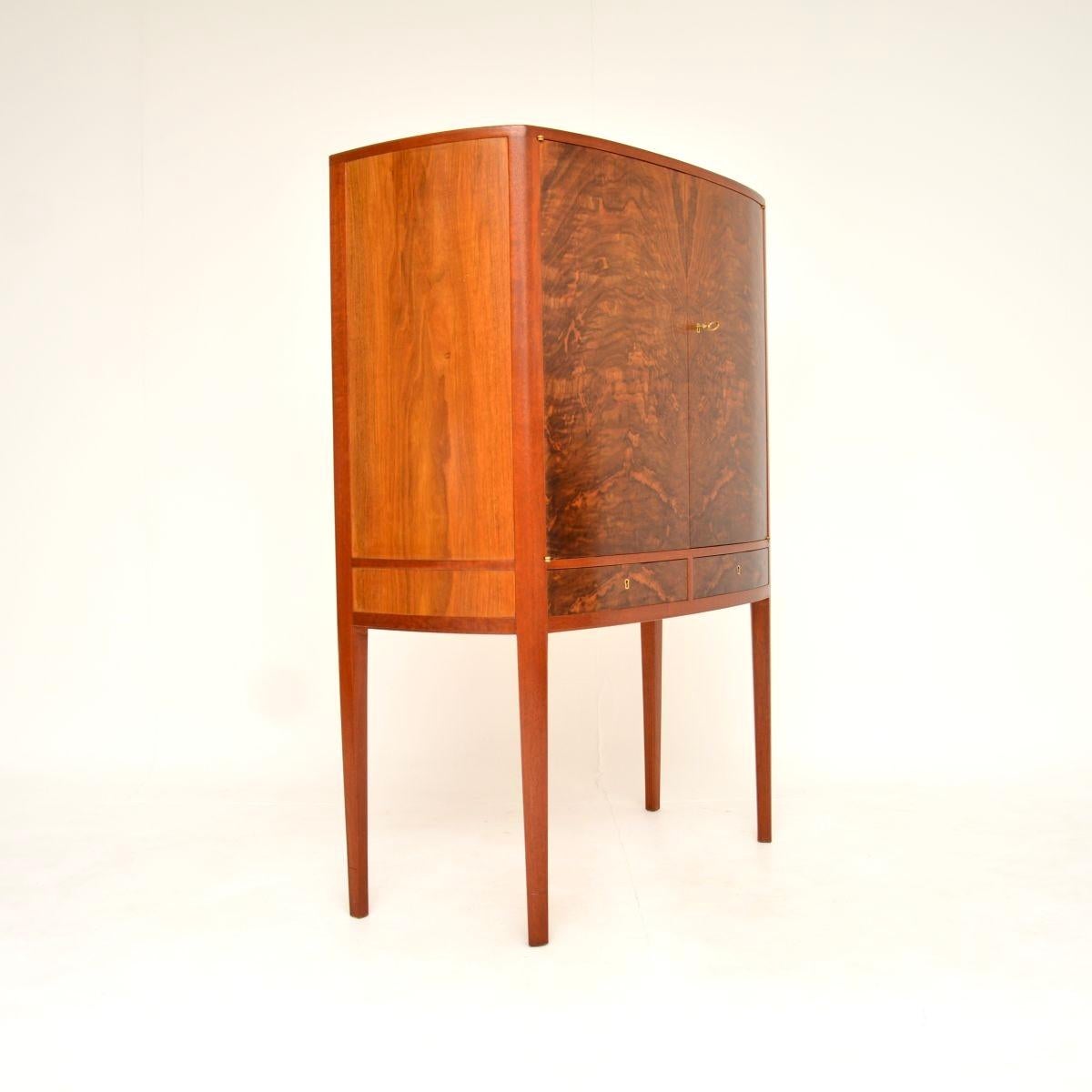 Metà XX secolo Armadietto per bevande svedese d'epoca in noce di Johan Byström in vendita