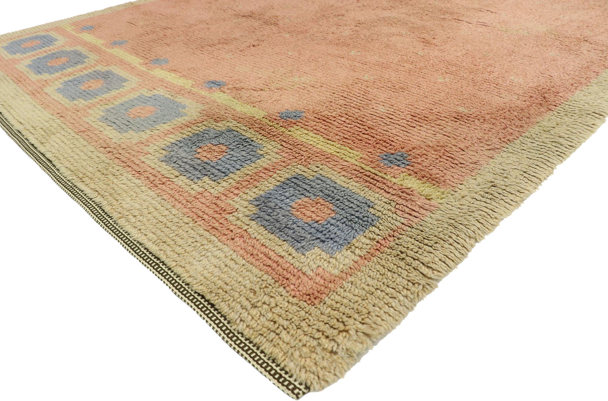 77402, alfombra de boda sueca vintage Rya de estilo moderno escandinavo. Con su diseño geométrico y sus vibraciones bohemias, esta alfombra Rya de lana anudada a mano para bodas vintage encarna maravillosamente la sencillez del estilo moderno