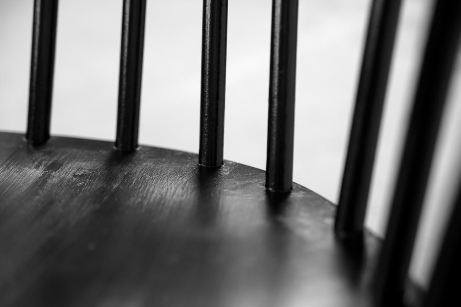 Schwedischer schwarzer Schaukelstuhl Grandessa aus Holz von Lena Larsson für Nesto, schwarz im Angebot 1