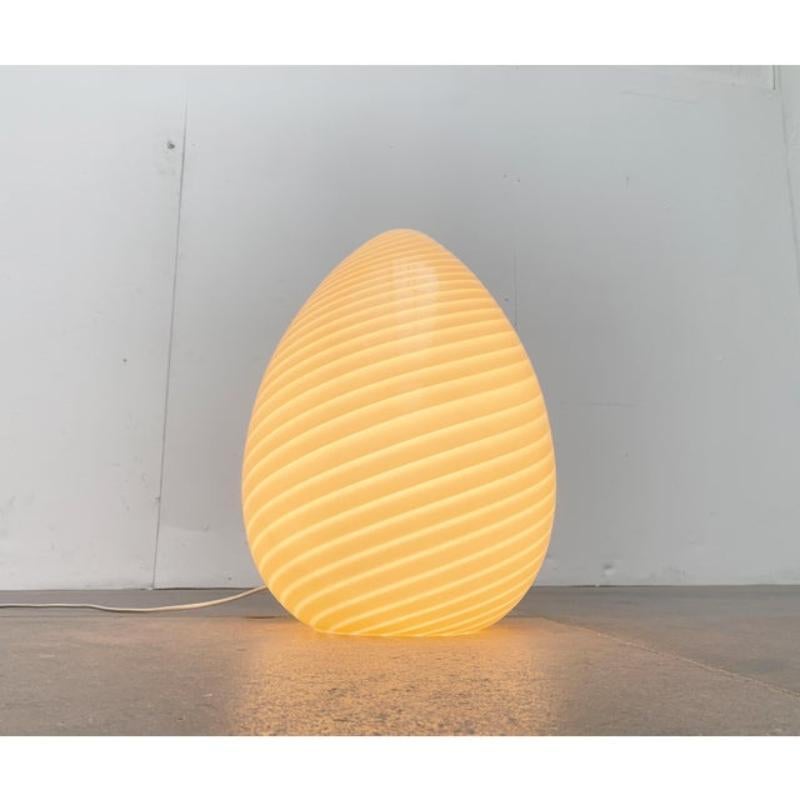 Italiano Lampada da terra a uovo in vetro di Murano a vortice vintage di Vetri Murano in vendita