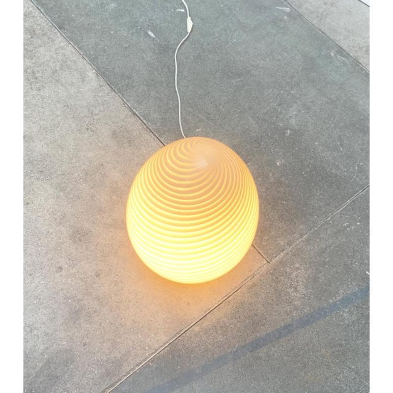 XX secolo Lampada da terra a uovo in vetro di Murano a vortice vintage di Vetri Murano in vendita